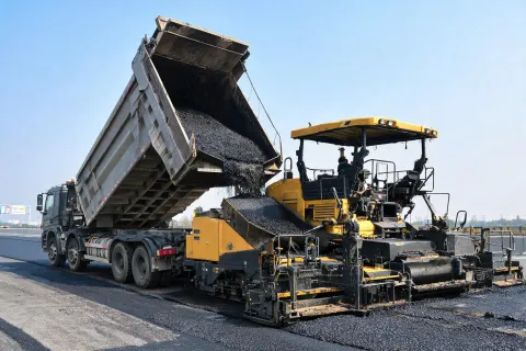 Material transfer vehicle feeding paver hopper